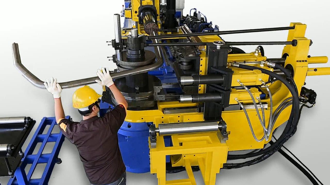 What are the functional characteristics of the hydraulic system of the pipe bender?