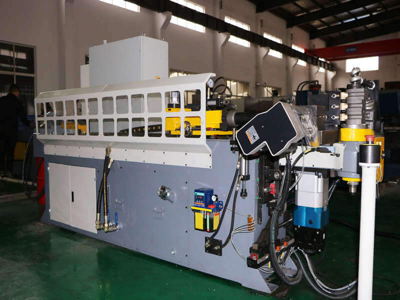 Installation method of hydraulic pipe bending machine